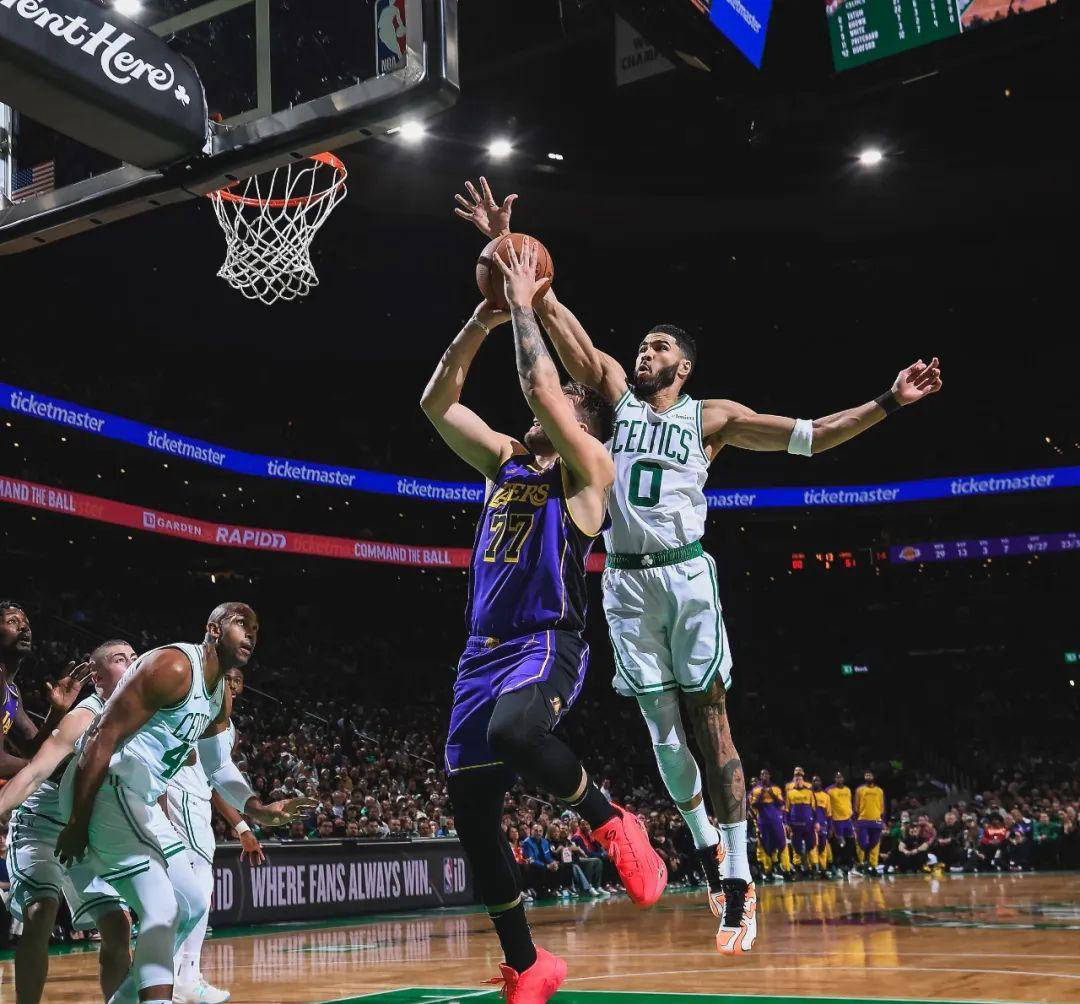 开云-包含凯尔特人对阵詹姆斯展开拉锯大战，最终险胜对手的词条